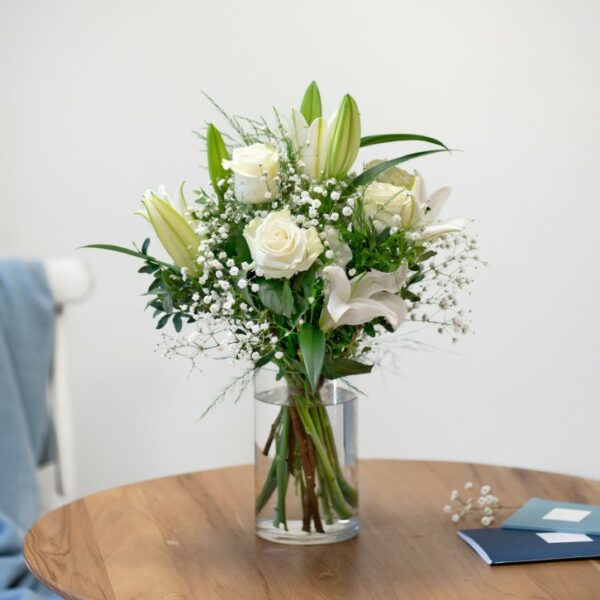 Ramo rosas y lilium blanco